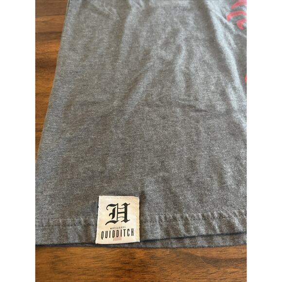 Universal Studio Wizarding World of Harry Potter Gryffindor Keeper T-Shirt Sz S - Picture 2 of 10